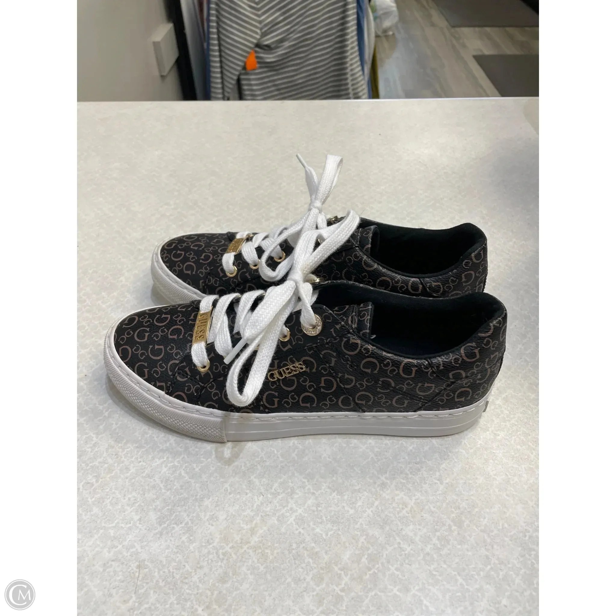 Shoes Sneakers By Guess In Black, Size: 7